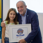 Joan Vila i Alèxia Marés amb mostrant el logotip del programa per al curs 2019-2020