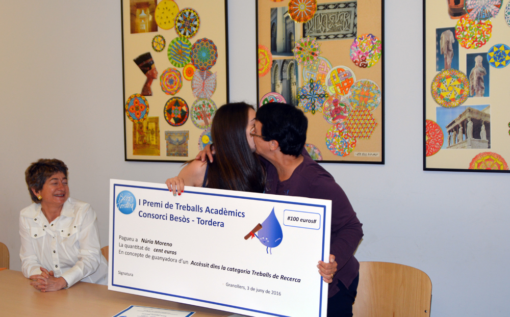 Neus Garcia fent entrega del premi a la Núria Moreno
